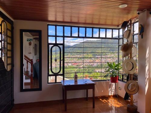 Ein allgemeiner Bergblick oder ein Berglick von der Lodge aus