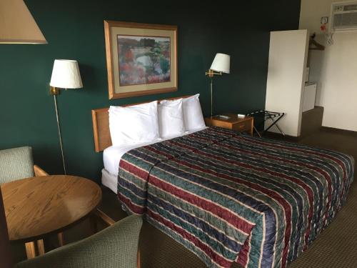 Кровать или кровати в номере The Monticello Inn