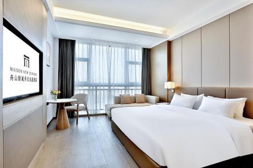 Postel nebo postele na pokoji v ubytování Zhoushan Maison New Century Hotel