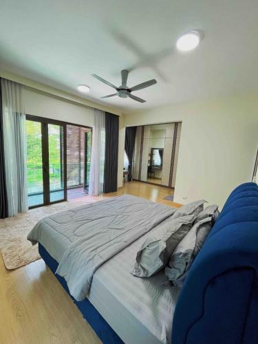 Ένα ή περισσότερα κρεβάτια σε δωμάτιο στο luxurious villa templer park