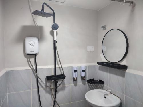Ένα μπάνιο στο Victoria Suites Mactan