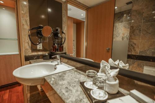 Baðherbergi á Hotel KIMAYA Slipi Jakarta By HARRIS