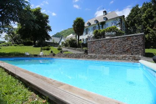 une piscine avec une maison en arrière-plan dans l'établissement Le Belvedere, à Salles