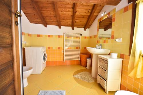 un baño con inodoro y lavabo en Casa Valery, en Lingueglietta