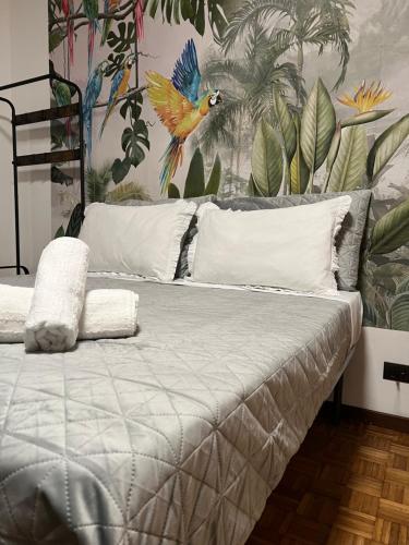 Un dormitorio con una cama con un pájaro en la pared. en Panorama Apartment Stresa, en Stresa