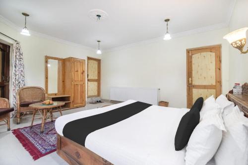Postel nebo postele na pokoji v ubytování Hotel Czara Resort Sonmarg