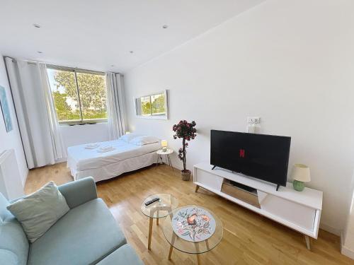 Cannes Heart of town Cozy bright warm & sunny studio by Olam Properties