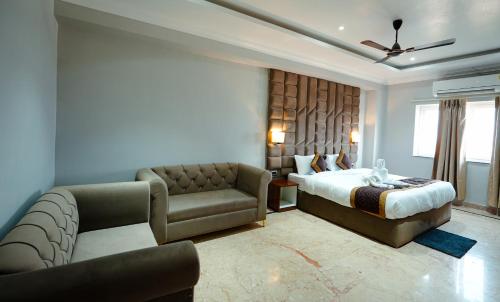 En eller flere senge i et værelse på MOMENTS RESORT