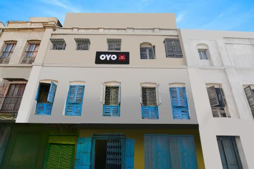 an apartment building with a sign that reads oxx at HOTEL O AL- PINE 76 in Kolkata