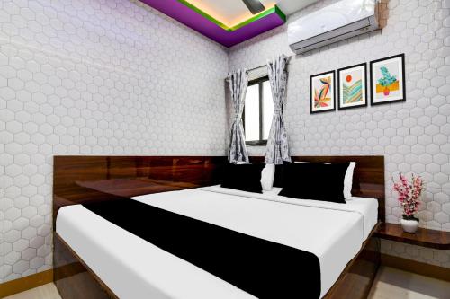 a bedroom with a large bed in a room at HOTEL O AL- PINE 76 in Kolkata