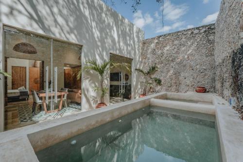 una piscina en medio de un edificio en Casa Mara Reforma con alberca, en Mérida