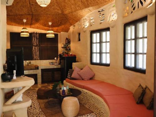 Χώρος καθιστικού στο Earth Home บ้านดิน Pranburi บ้านพักปราณบุรี ใกล้ทะเล