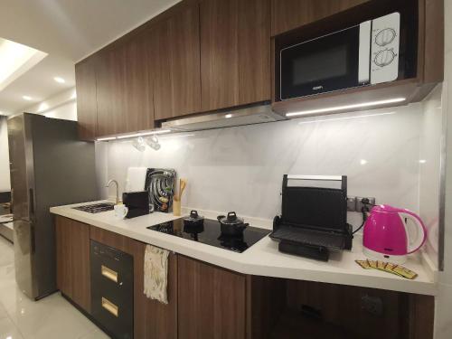 キガリにあるAffordable Luxury Studio with Free Pool, Gym and Office next to Convention Centerのキッチン(コンロ、電子レンジ付)