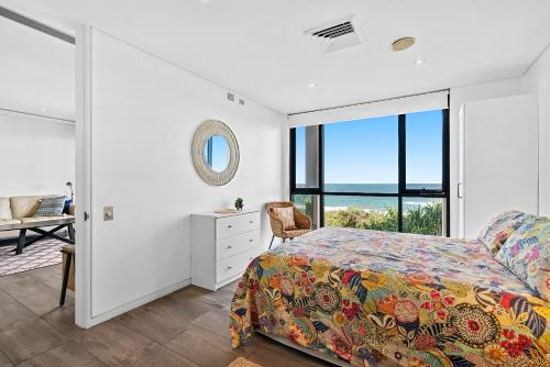 una camera da letto con un letto e una grande finestra di Beach Chalet 7 - Coastal Bliss at Sunrise Beach a Sunrise Beach