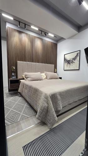 En eller flere senge i et værelse på SKY VIEW Suite U-TOWER