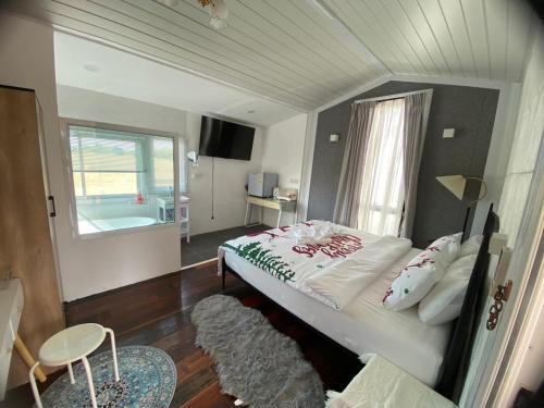 a bedroom with a large bed and a window at ตอไม้คันทรีรีสอร์ท in Ban Maklua Mai