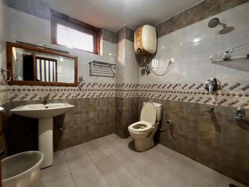 マナリにあるGreen View Lodgeのトイレと洗面台付きのバスルーム