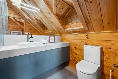 ein Badezimmer mit Waschbecken und Toilette in der Unterkunft Bimberdong House in Crackenback