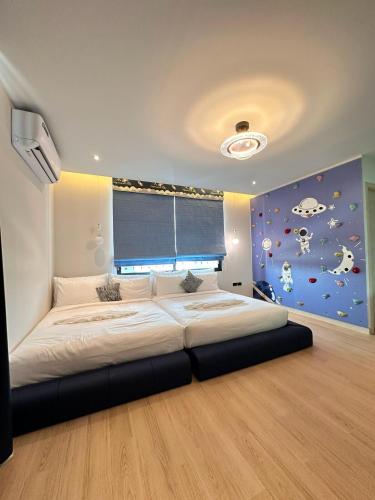 a large bed in a bedroom with a large window at Reniva Pool Villa cha-am in Ban Bo Prakhon
