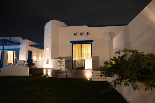 a white house at night with lights at شاليهات مايرون - Myron Chalets in Riyadh
