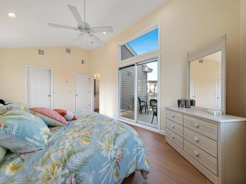 Un ou plusieurs lits dans un hébergement de l'établissement Ship Bottom Single Family Home With Four Bedrooms And 2,5 Baths That Sleeps 12, Decks With Views, Private Yard, Beach Badges, Wifi, Washer Dryer,,