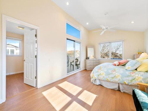 Un ou plusieurs lits dans un hébergement de l'établissement Ship Bottom Single Family Home With Four Bedrooms And 2,5 Baths That Sleeps 12, Decks With Views, Private Yard, Beach Badges, Wifi, Washer Dryer,,
