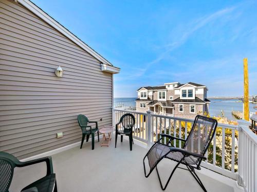 Balcon ou terrasse dans l'établissement Ship Bottom Single Family Home With Four Bedrooms And 2,5 Baths That Sleeps 12, Decks With Views, Private Yard, Beach Badges, Wifi, Washer Dryer,,