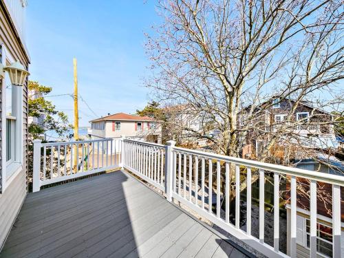 Balcon ou terrasse dans l'établissement Ship Bottom Single Family Home With Four Bedrooms And 2,5 Baths That Sleeps 12, Decks With Views, Private Yard, Beach Badges, Wifi, Washer Dryer,,