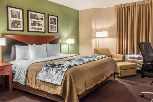 Кровать или кровати в номере Sleep Inn & Suites of Lancaster County