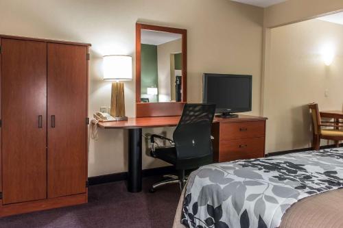 Кровать или кровати в номере Sleep Inn & Suites of Lancaster County