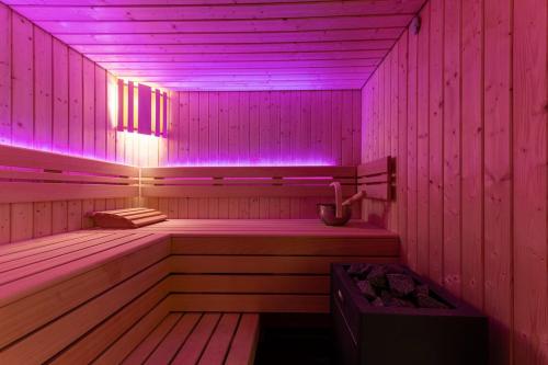 レ・ズッシュにあるChalet Luxe, vu massif exceptionnelの紫色の照明が付いたサウナ
