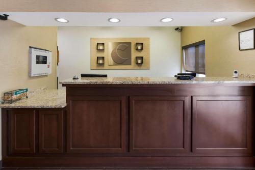 - un hall avec un grand comptoir en bois dans l'établissement Comfort Inn Wichita East, à Wichita