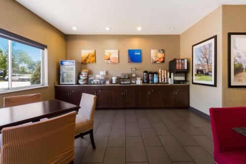 ein Wartezimmer in einem Fast-Food-Restaurant in der Unterkunft Comfort Inn Wichita East in Wichita
