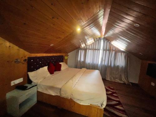 Una cama o camas en una habitación de Mahiwal INN