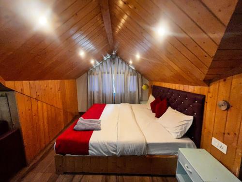 una camera da letto con un letto in una cabina di legno di Mahiwal INN a Ayodhya