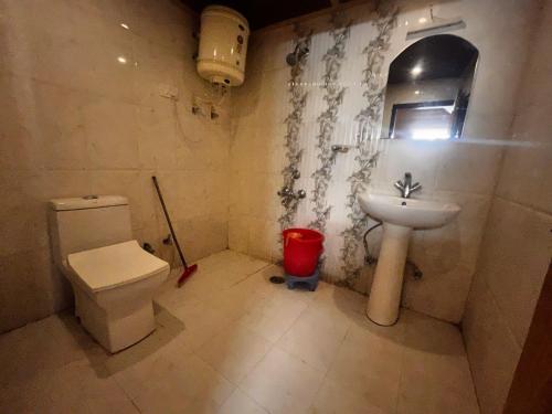 un bagno con un water e un lavandino di Mahiwal INN a Ayodhya