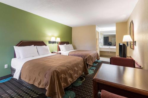 Ένα ή περισσότερα κρεβάτια σε δωμάτιο στο Quality Inn Alexandria