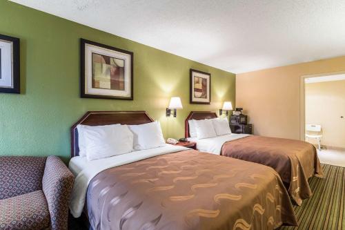 Ένα ή περισσότερα κρεβάτια σε δωμάτιο στο Quality Inn Alexandria