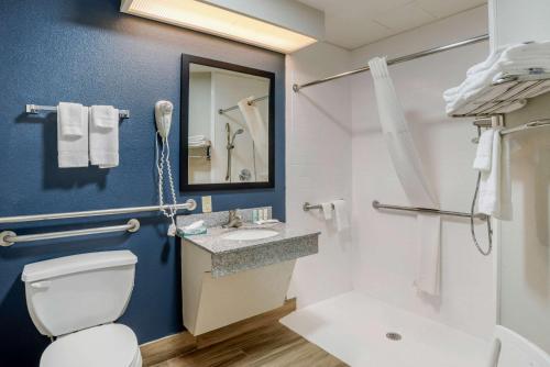 Ένα μπάνιο στο Quality Suites Baton Rouge East - Denham Springs