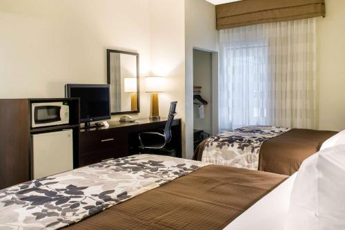 Postel nebo postele na pokoji v ubytování Sleep Inn & Suites