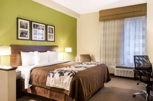 Postel nebo postele na pokoji v ubytování Sleep Inn & Suites