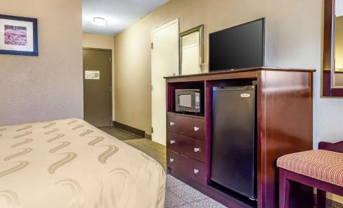 Quality Inn Rustonにあるキッチンまたは簡易キッチン