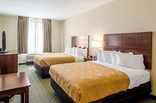 Postel nebo postele na pokoji v ubytování Quality Inn & Suites Near Tanger Outlet Mall