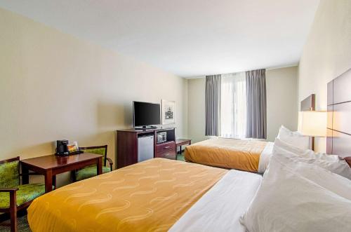 Postel nebo postele na pokoji v ubytování Quality Inn & Suites Near Tanger Outlet Mall