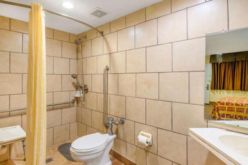 Bilik mandi di Rodeway Inn