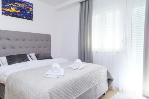 Postel nebo postele na pokoji v ubytování BOŽUR apartmani, kod hotela Sunce