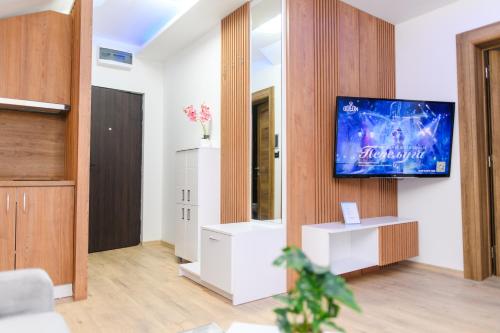TV a/nebo společenská místnost v ubytování BOŽUR apartmani, kod hotela Sunce