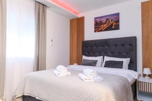 Postel nebo postele na pokoji v ubytování BOŽUR apartmani, kod hotela Sunce