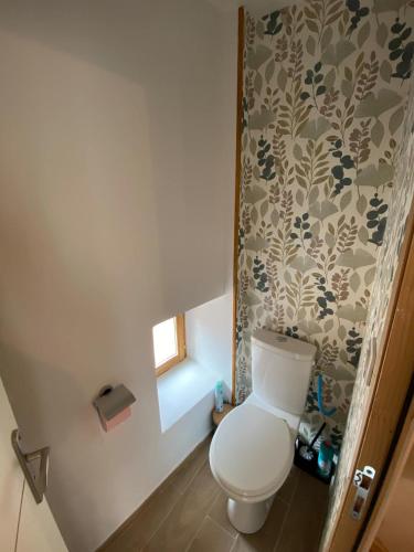 Elle comprend une petite salle de bains pourvue de toilettes et d'une fenêtre. dans l'établissement La Petite Sancerroise, à Jars