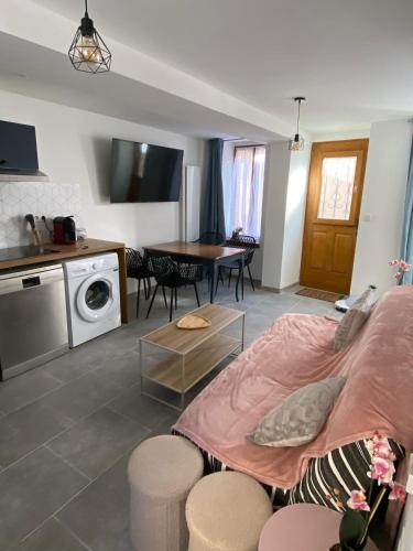 une chambre avec un lit et une table et une cuisine dans l'établissement La Petite Sancerroise, à Jars